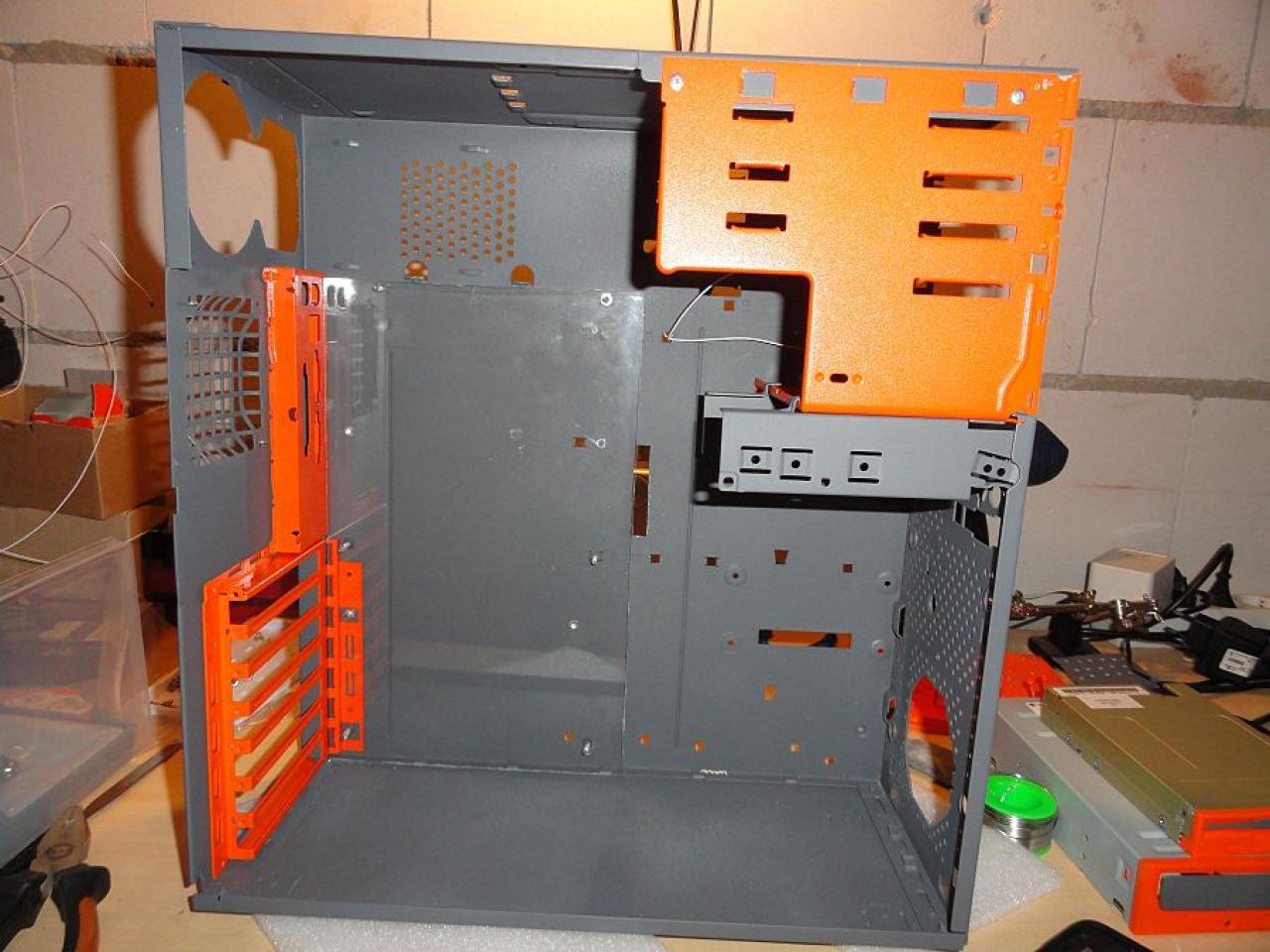 [09/12/2011] Jetzt mit orange-grauen Laufwerken, Board-Beleuchtung und mehr (53)