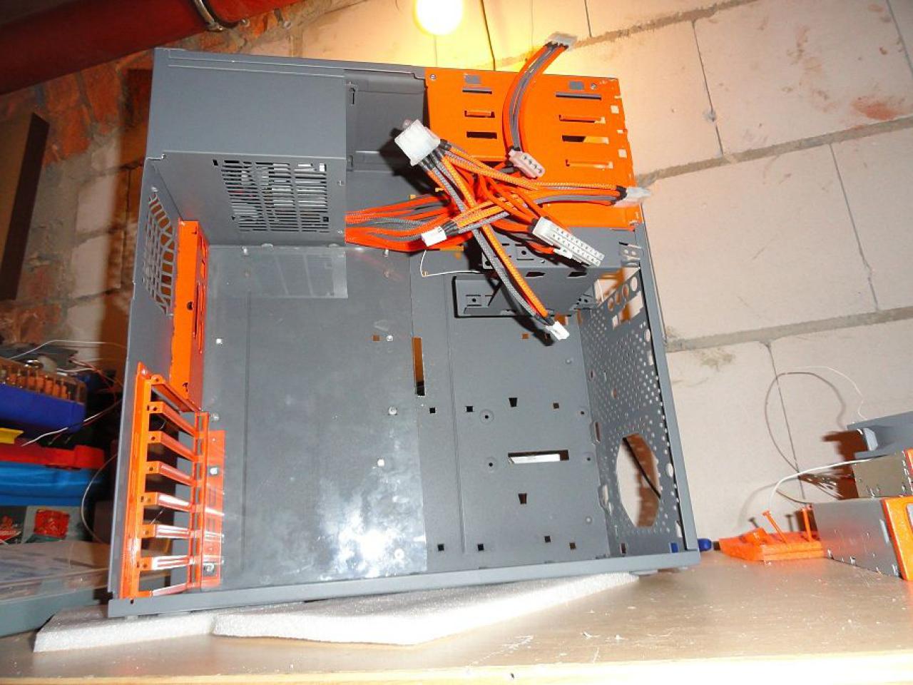 [09/12/2011] Jetzt mit orange-grauen Laufwerken, Board-Beleuchtung und mehr (56)