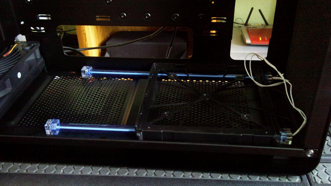 [02/12/2011] Blitzeinschlag im PC: Casemod The Blue Flash (6)