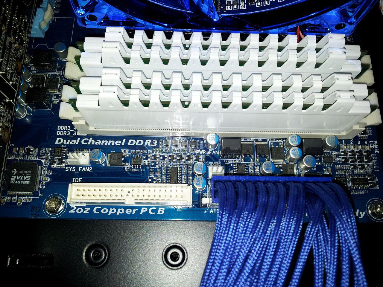 [02/12/2011] Blitzeinschlag im PC: Casemod The Blue Flash (60)