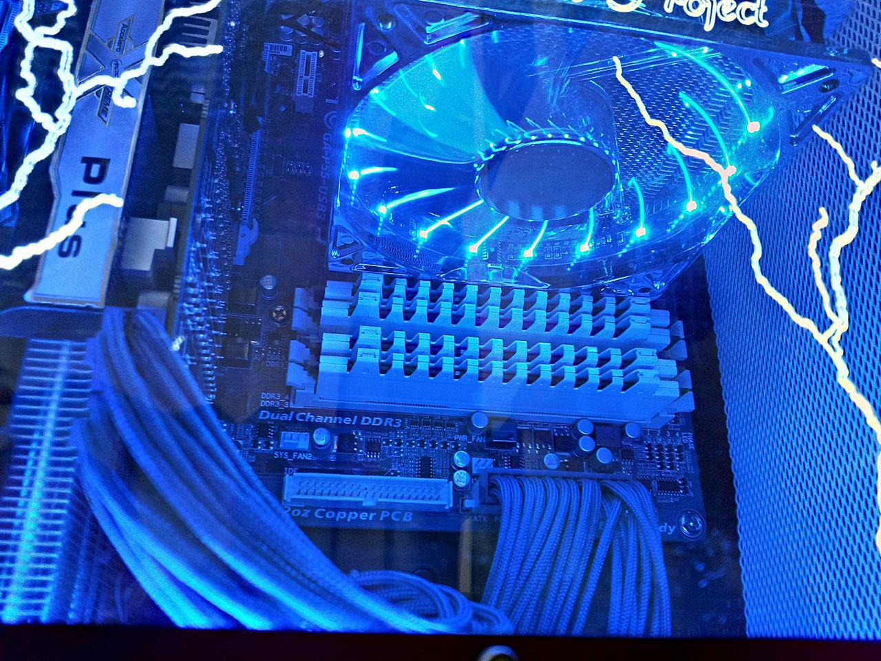 [02/12/2011] Blitzeinschlag im PC: Casemod The Blue Flash (61)