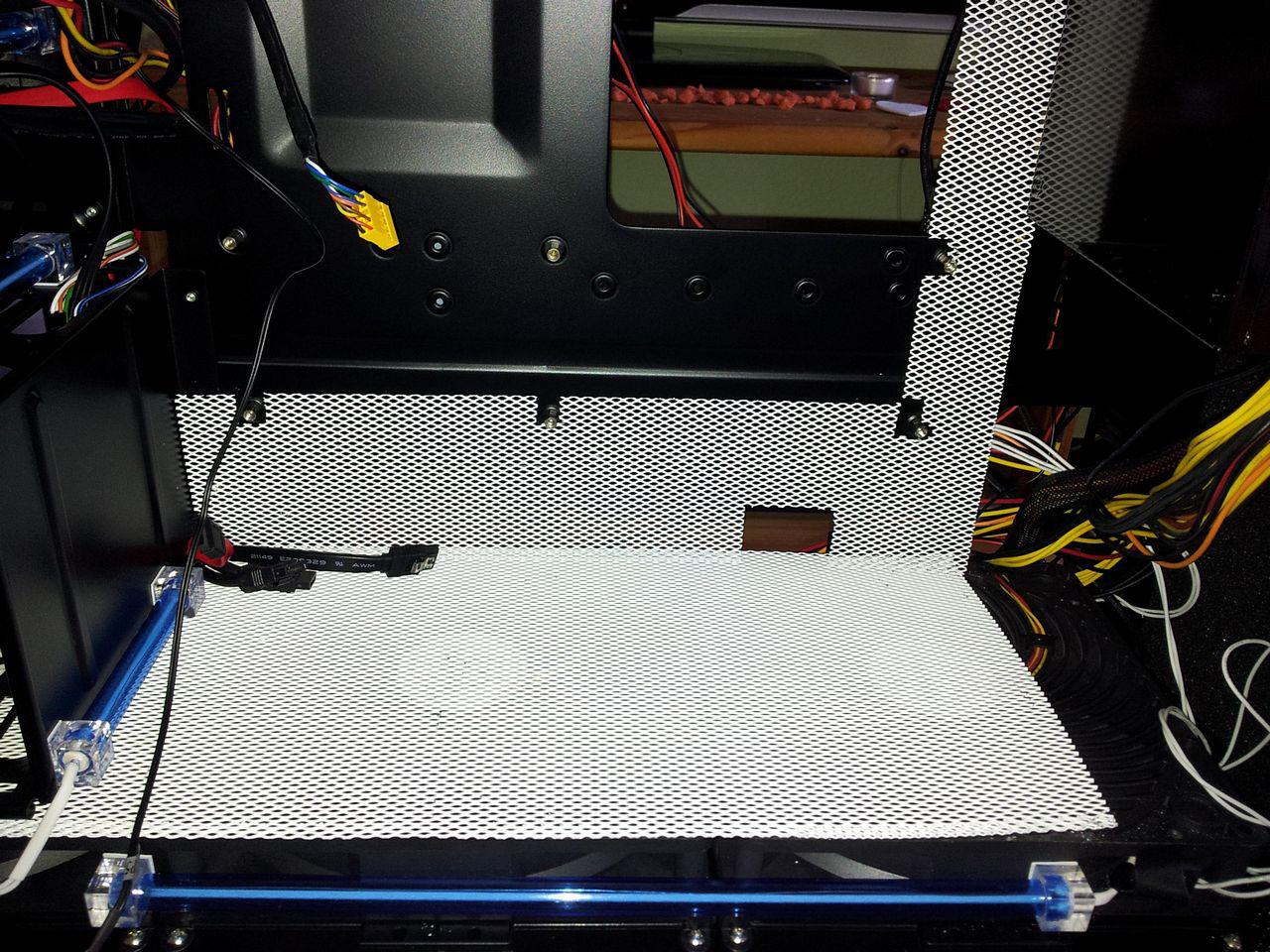[02/12/2011] Blitzeinschlag im PC: Casemod The Blue Flash (74)