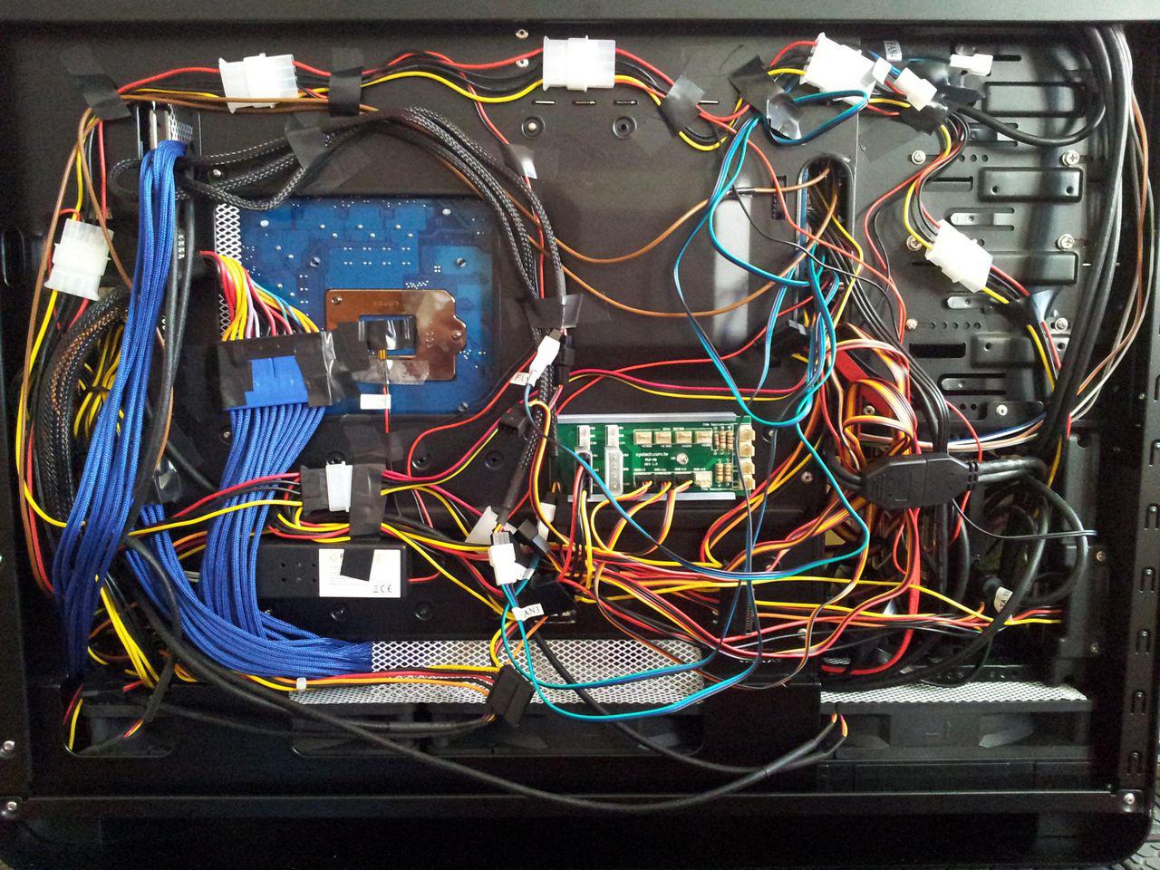 [02/12/2011] Blitzeinschlag im PC: Casemod The Blue Flash (76)