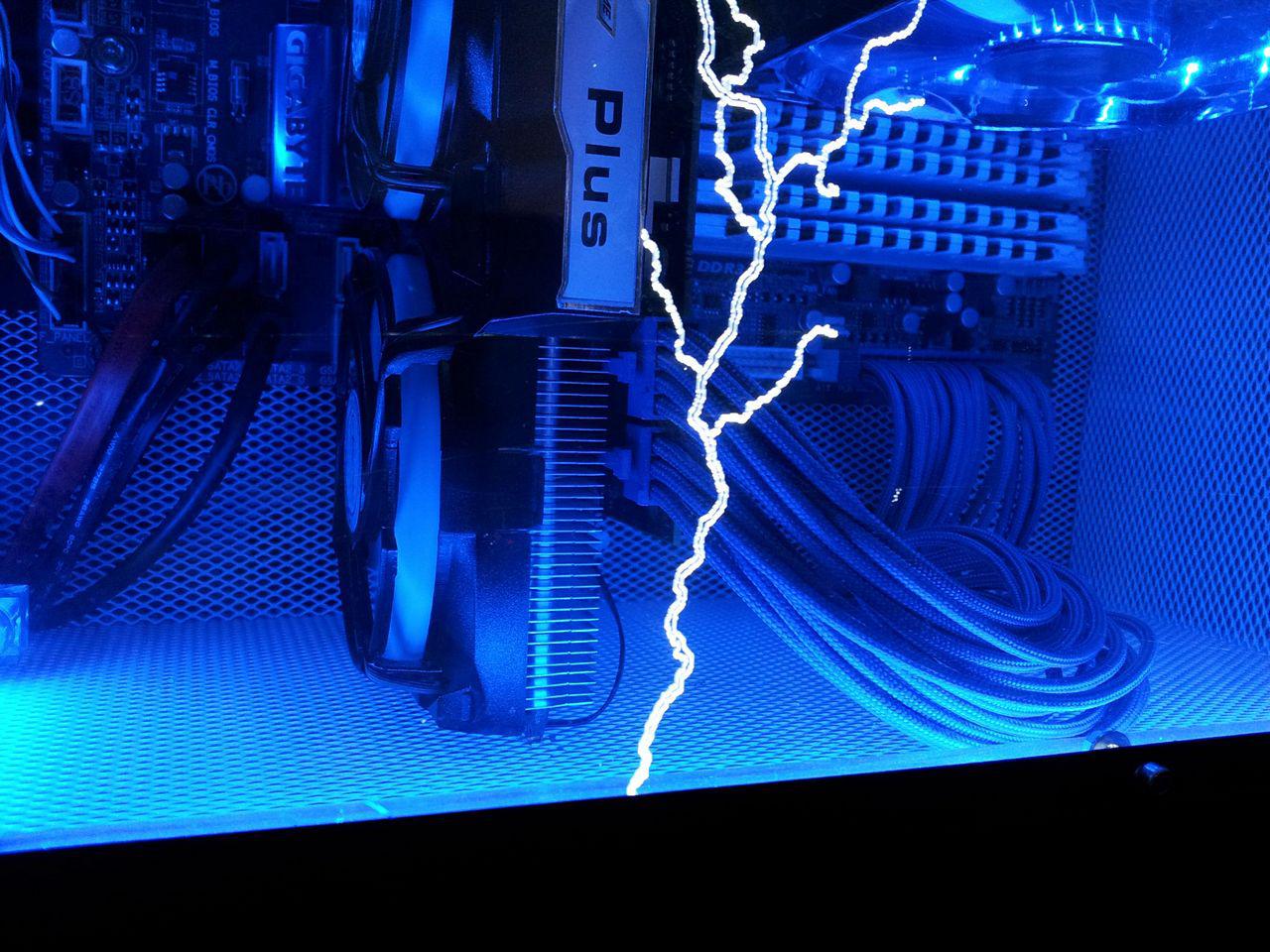 [02/12/2011] Blitzeinschlag im PC: Casemod The Blue Flash (78)