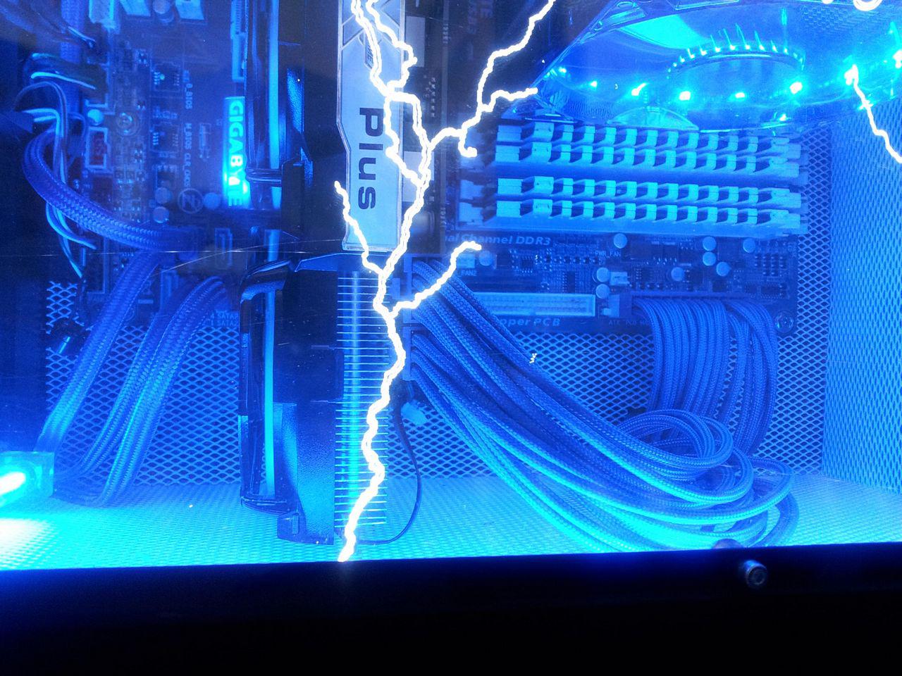 [02/12/2011] Blitzeinschlag im PC: Casemod The Blue Flash (83)