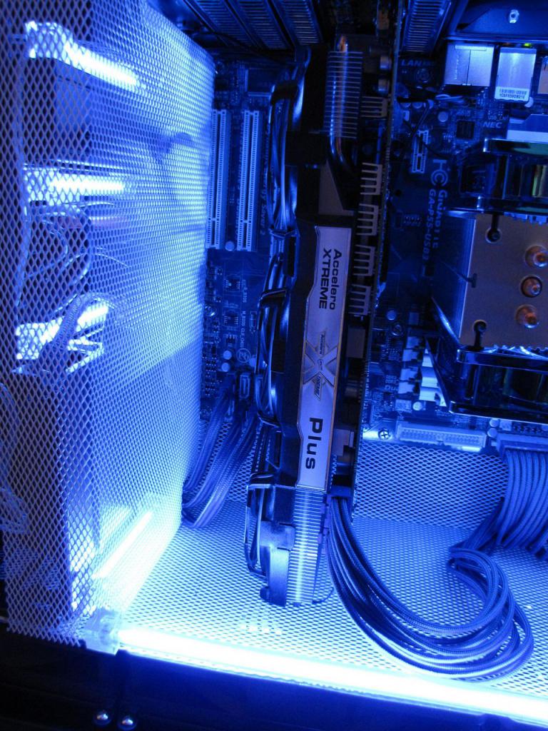 [02/12/2011] Blitzeinschlag im PC: Casemod The Blue Flash (91)