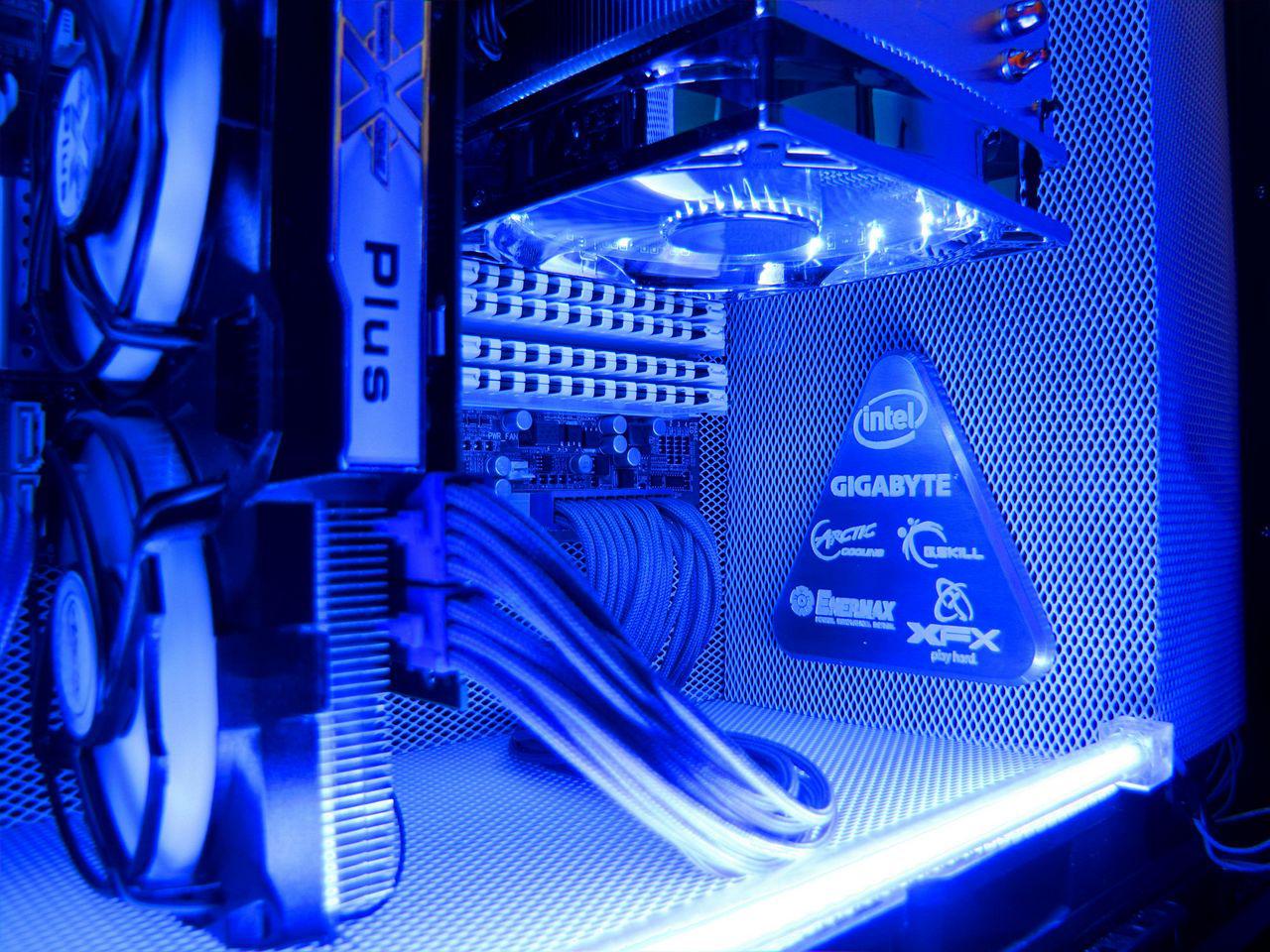 [02/12/2011] Blitzeinschlag im PC: Casemod The Blue Flash (119)