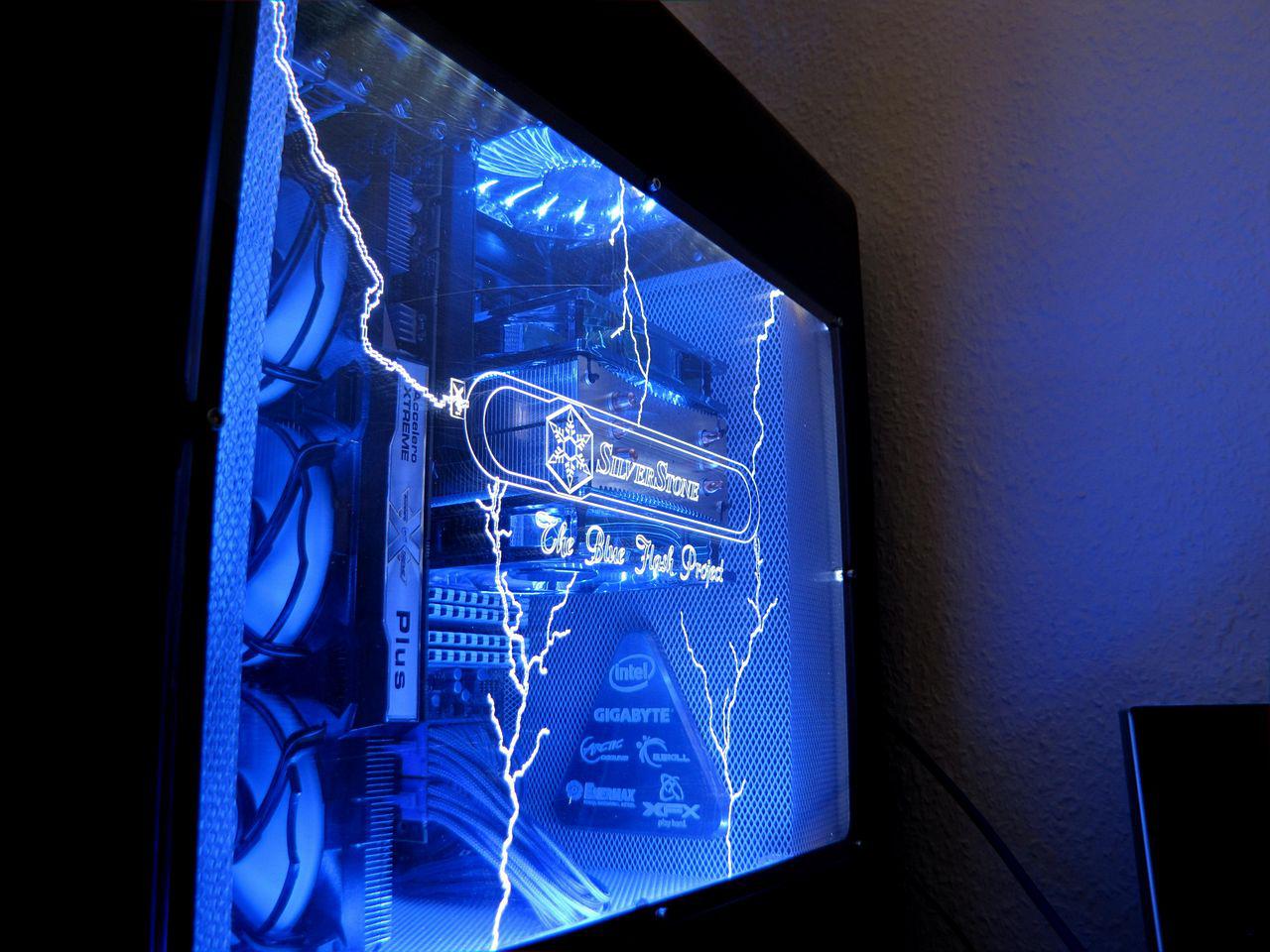 [02/12/2011] Blitzeinschlag im PC: Casemod The Blue Flash (121)