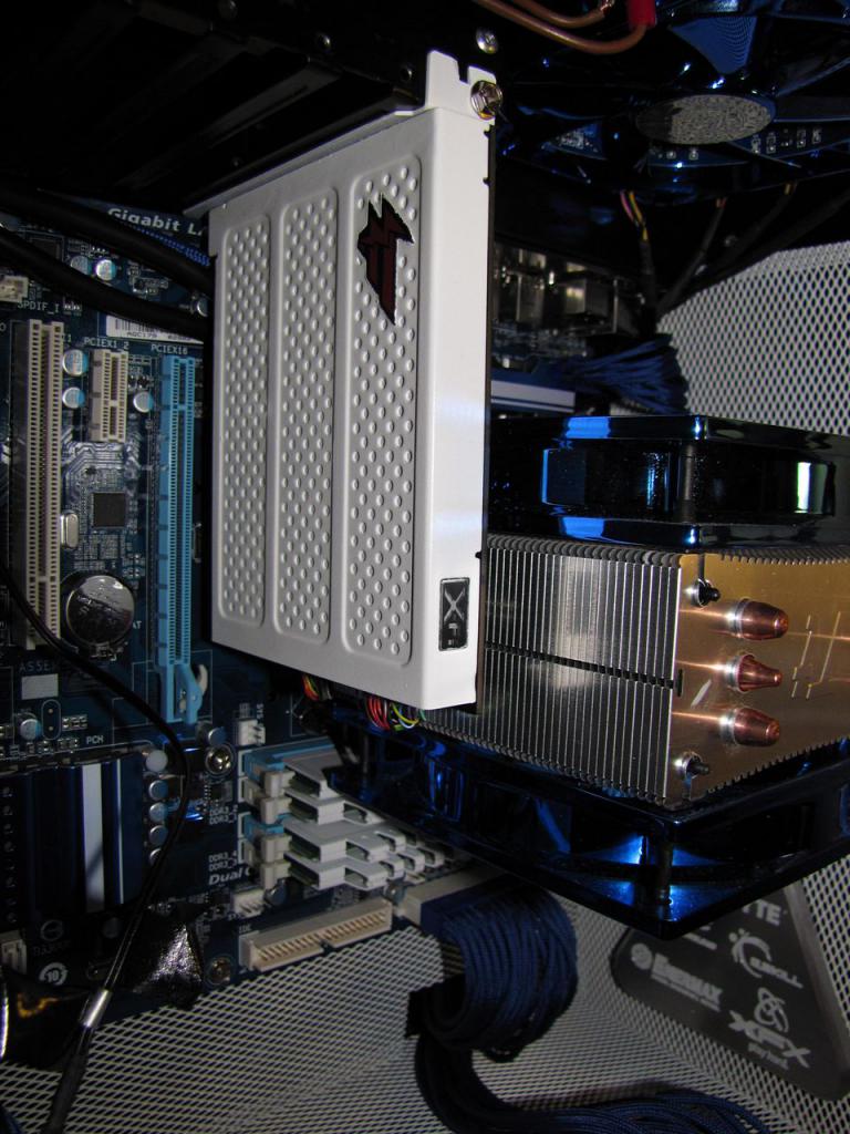 [02/12/2011] Blitzeinschlag im PC: Casemod The Blue Flash (126)