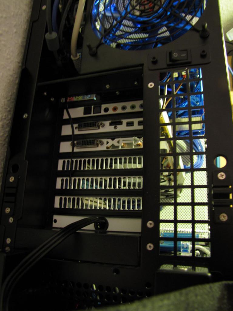 [02/12/2011] Blitzeinschlag im PC: Casemod The Blue Flash (128)