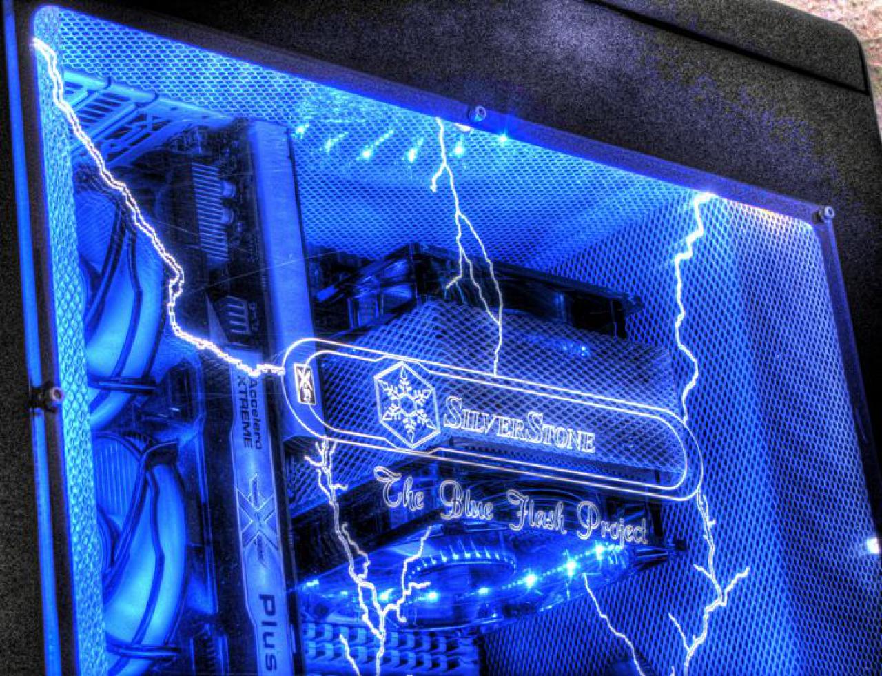 [02/12/2011] Blitzeinschlag im PC: Casemod The Blue Flash (141)