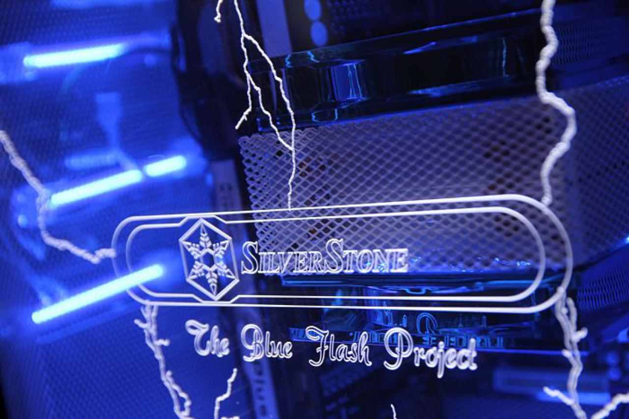 [02/12/2011] Blitzeinschlag im PC: Casemod The Blue Flash (148)