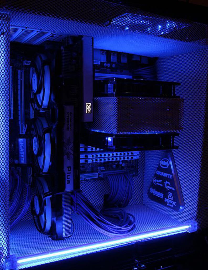 [02/12/2011] Blitzeinschlag im PC: Casemod The Blue Flash (151)