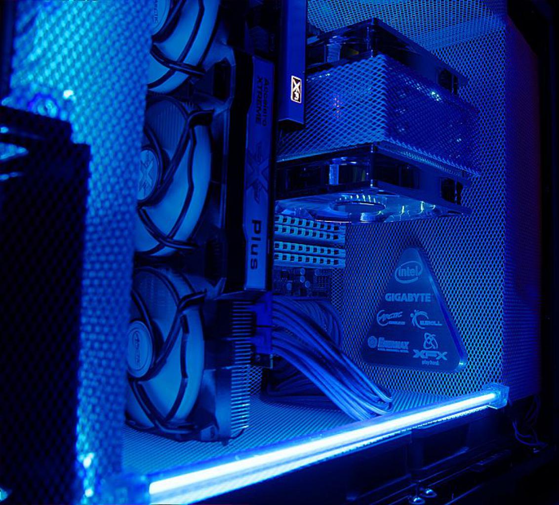 [02/12/2011] Blitzeinschlag im PC: Casemod The Blue Flash (152)