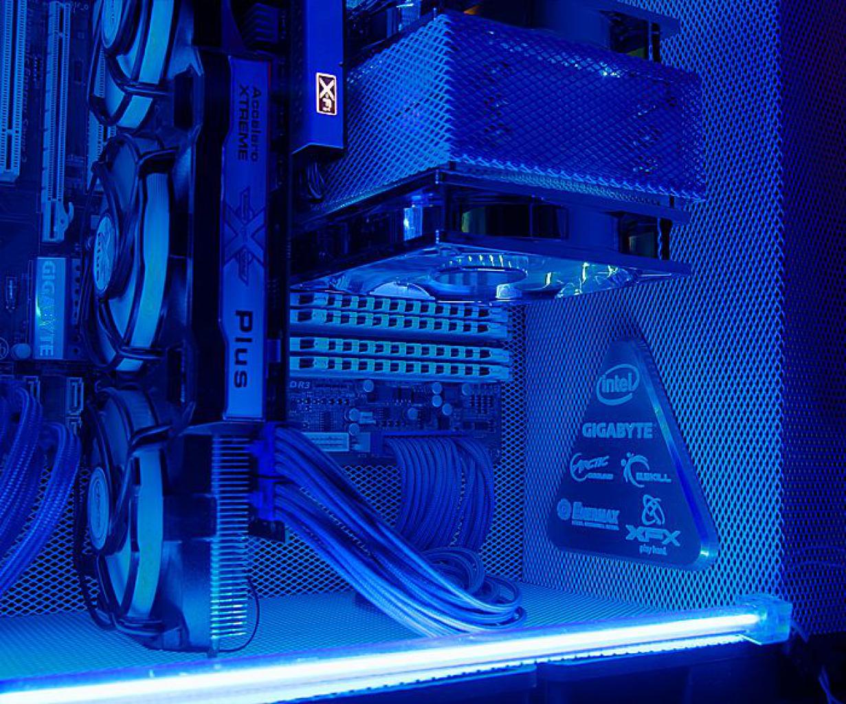 [02/12/2011] Blitzeinschlag im PC: Casemod The Blue Flash (153)