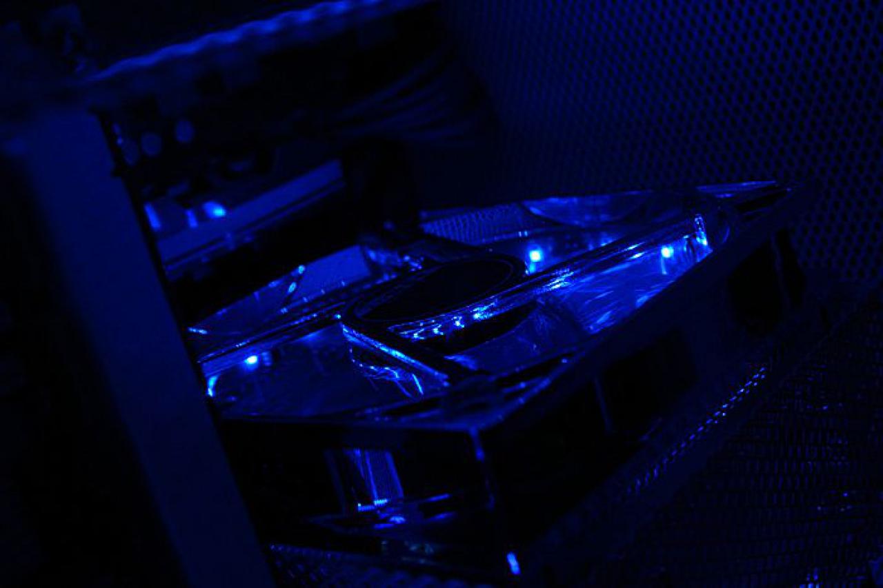 [02/12/2011] Blitzeinschlag im PC: Casemod The Blue Flash (154)