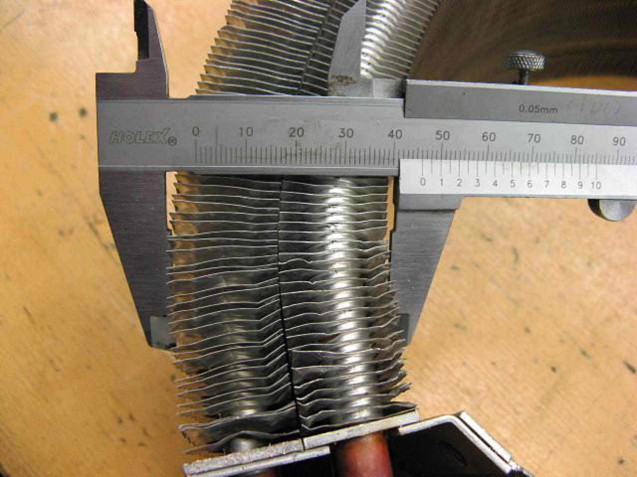 [23/12/2011] Externer runder Hingucker-Radiator: Holz trifft auf Lochblech (2)