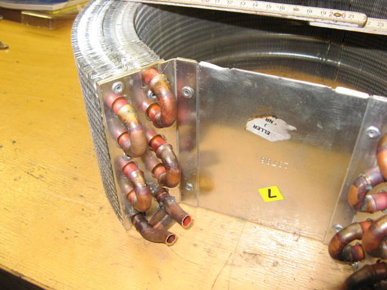 [23/12/2011] Externer runder Hingucker-Radiator: Holz trifft auf Lochblech (5)