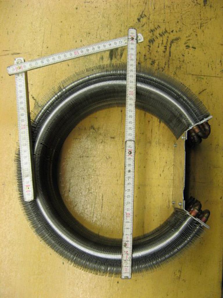 [23/12/2011] Externer runder Hingucker-Radiator: Holz trifft auf Lochblech (6)