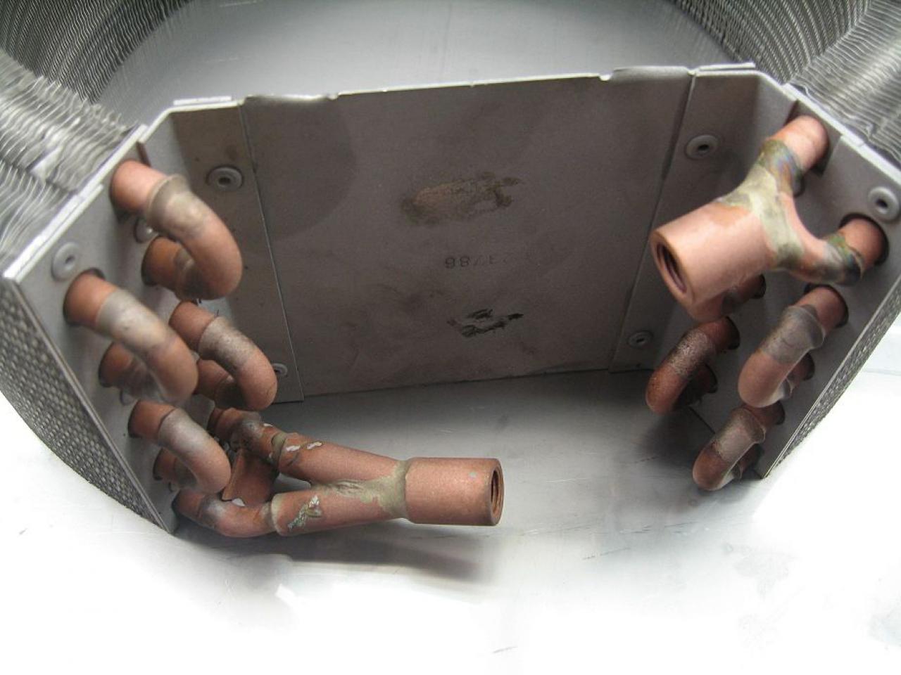 [23/12/2011] Externer runder Hingucker-Radiator: Holz trifft auf Lochblech (9)