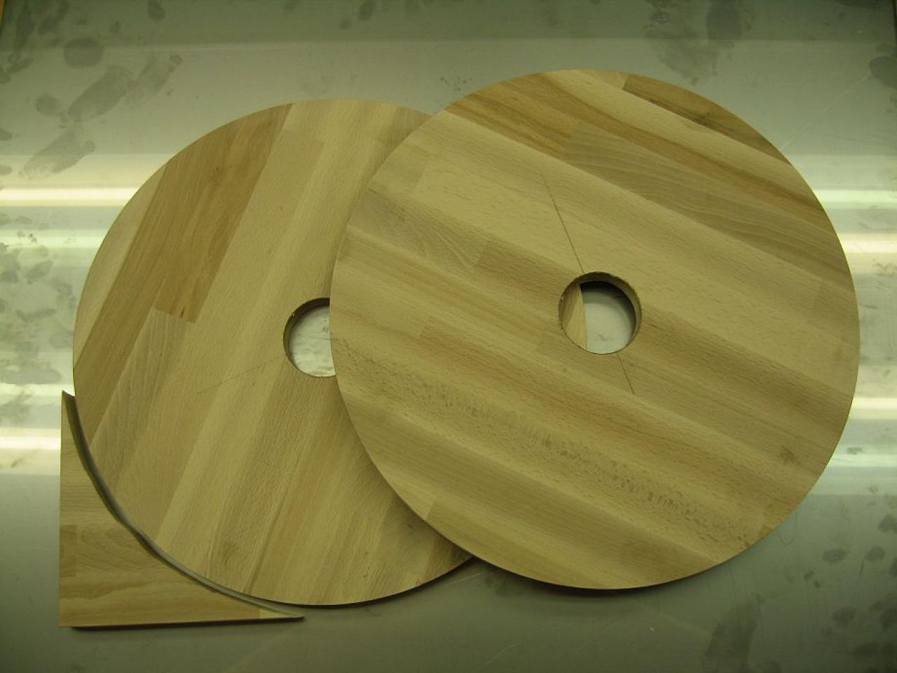 [23/12/2011] Externer runder Hingucker-Radiator: Holz trifft auf Lochblech (12)