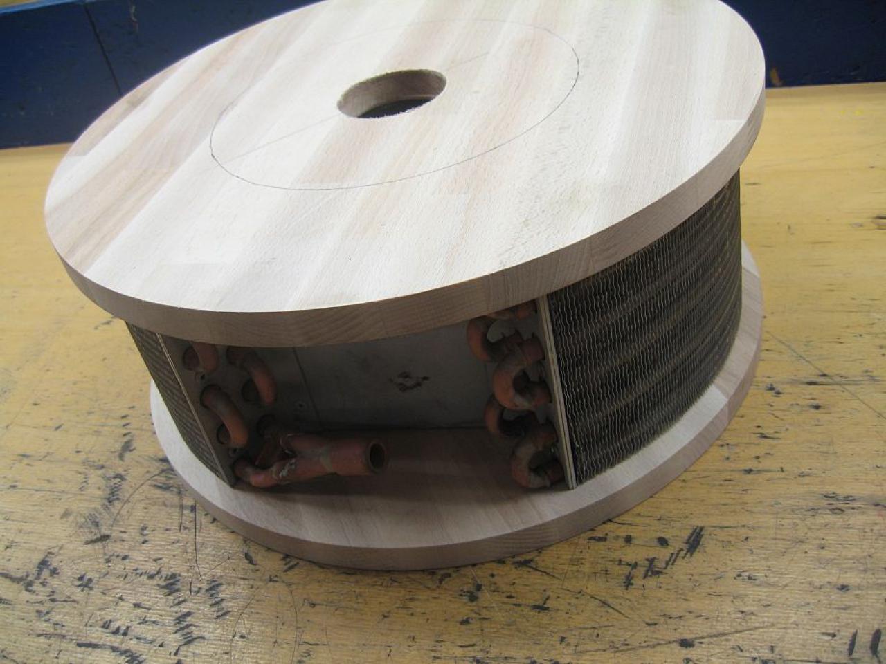 [23/12/2011] Externer runder Hingucker-Radiator: Holz trifft auf Lochblech (13)