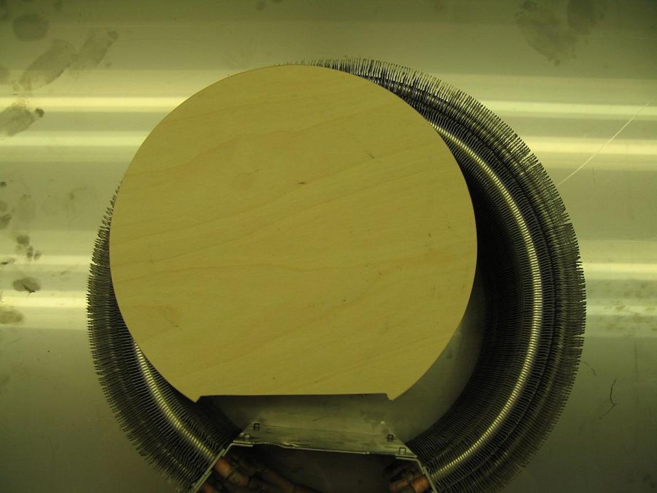 [23/12/2011] Externer runder Hingucker-Radiator: Holz trifft auf Lochblech (14)