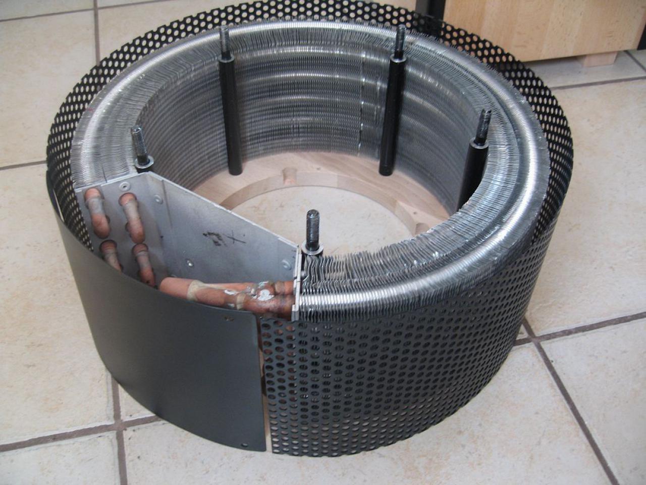 [23/12/2011] Externer runder Hingucker-Radiator: Holz trifft auf Lochblech (32)