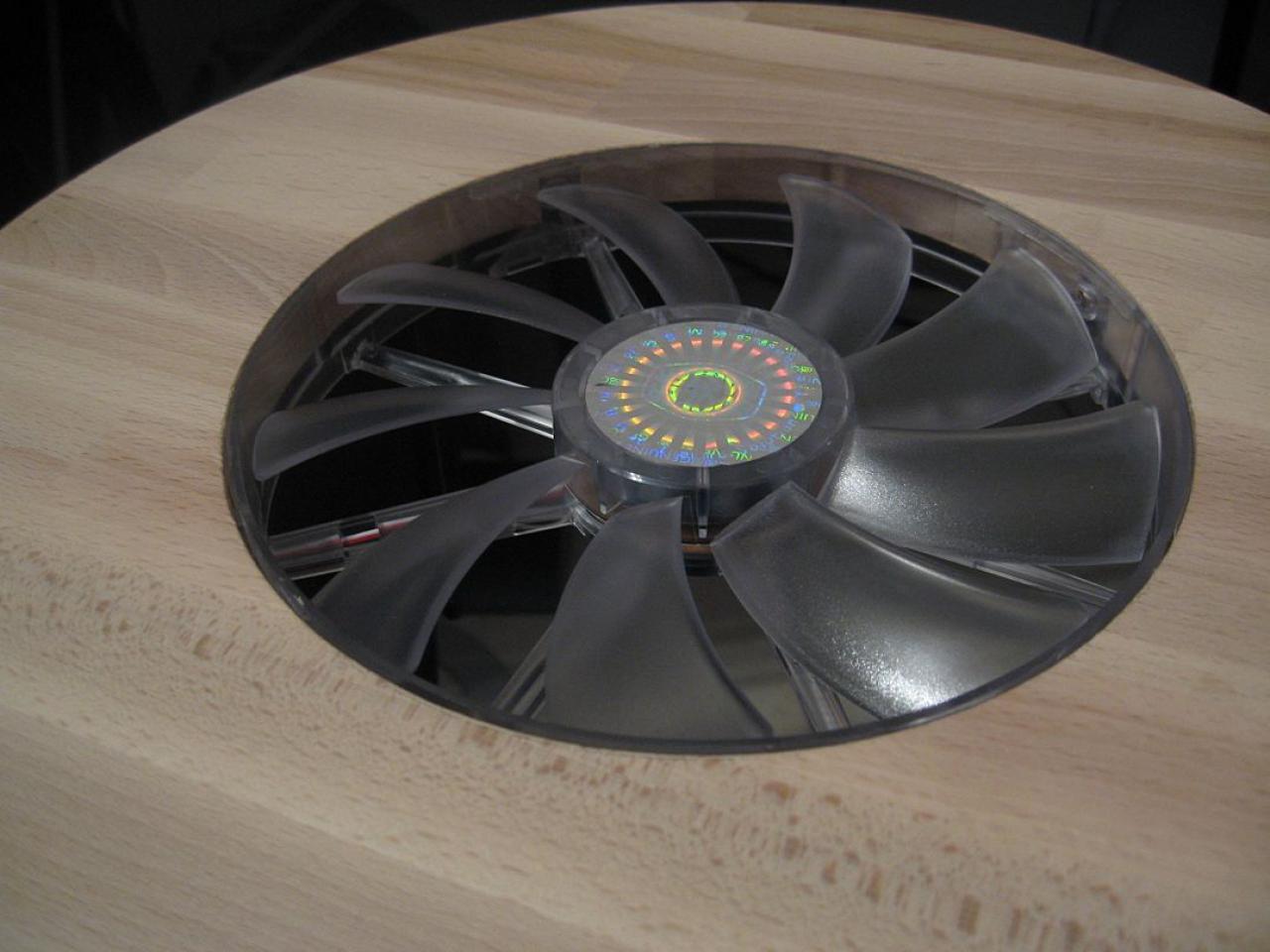 [23/12/2011] Externer runder Hingucker-Radiator: Holz trifft auf Lochblech (41)