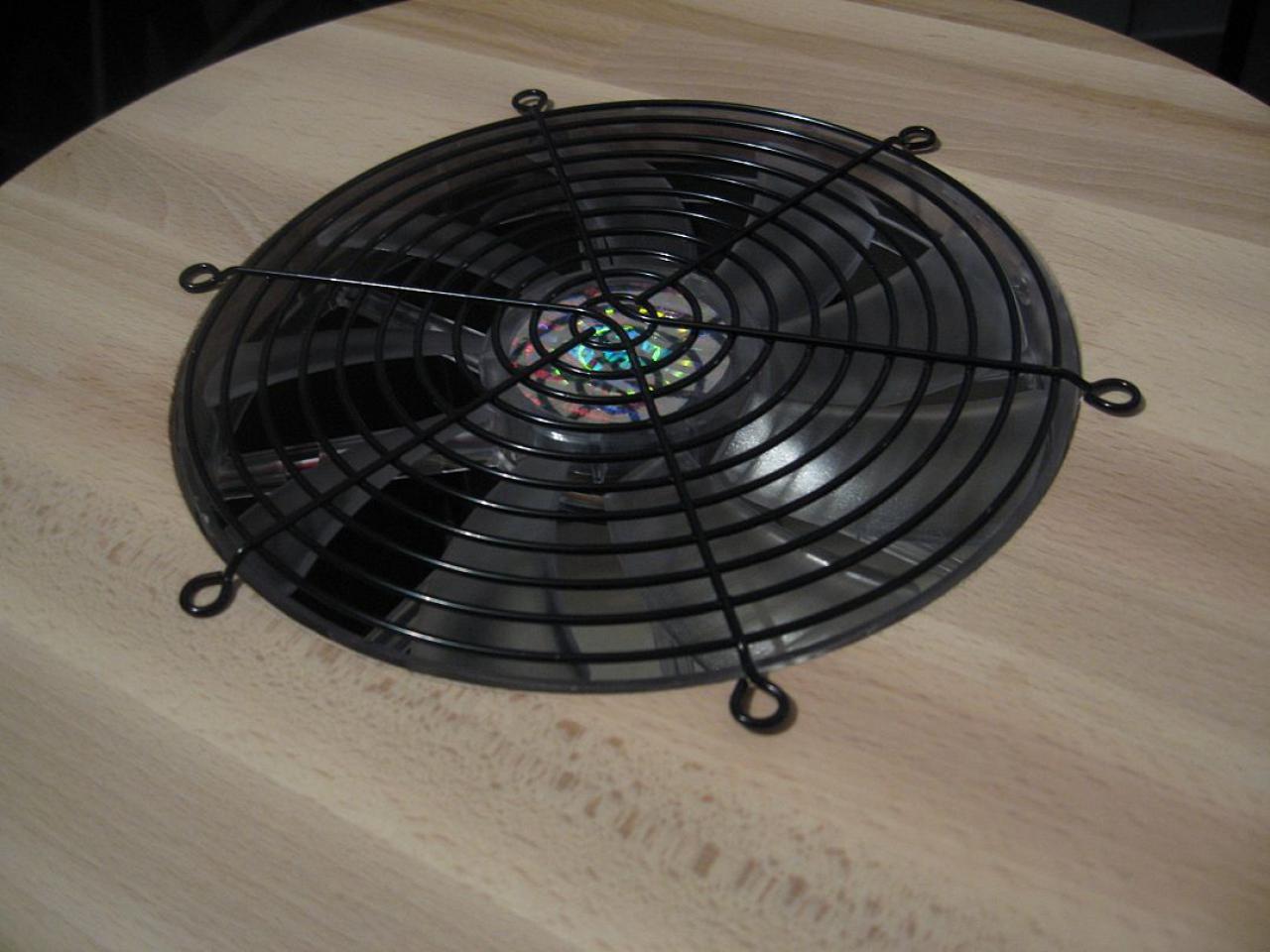 [23/12/2011] Externer runder Hingucker-Radiator: Holz trifft auf Lochblech (42)