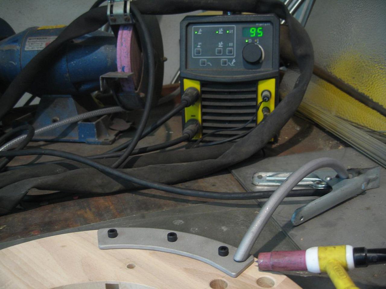 [23/12/2011] Externer runder Hingucker-Radiator: Holz trifft auf Lochblech (47)