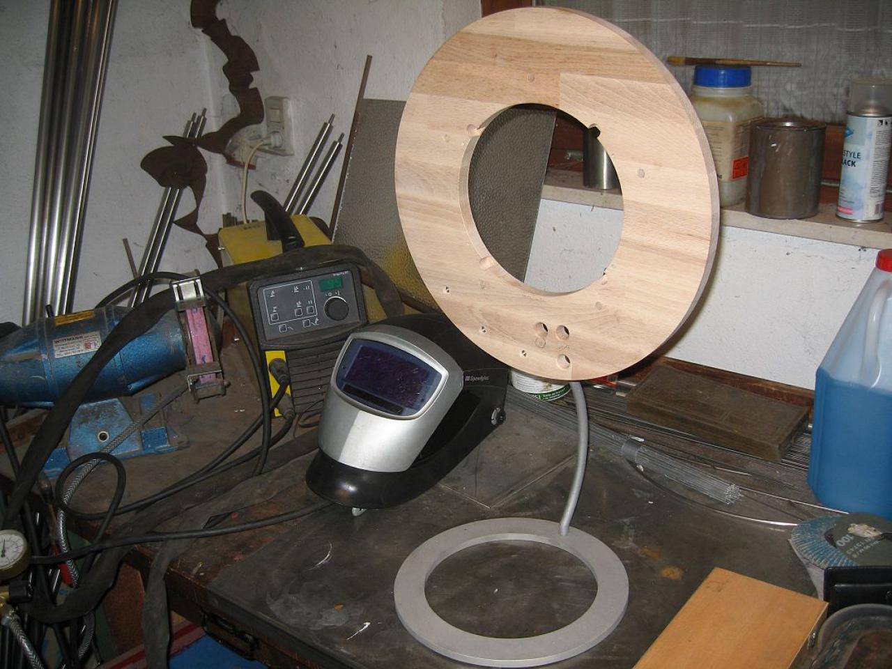 [23/12/2011] Externer runder Hingucker-Radiator: Holz trifft auf Lochblech (50)