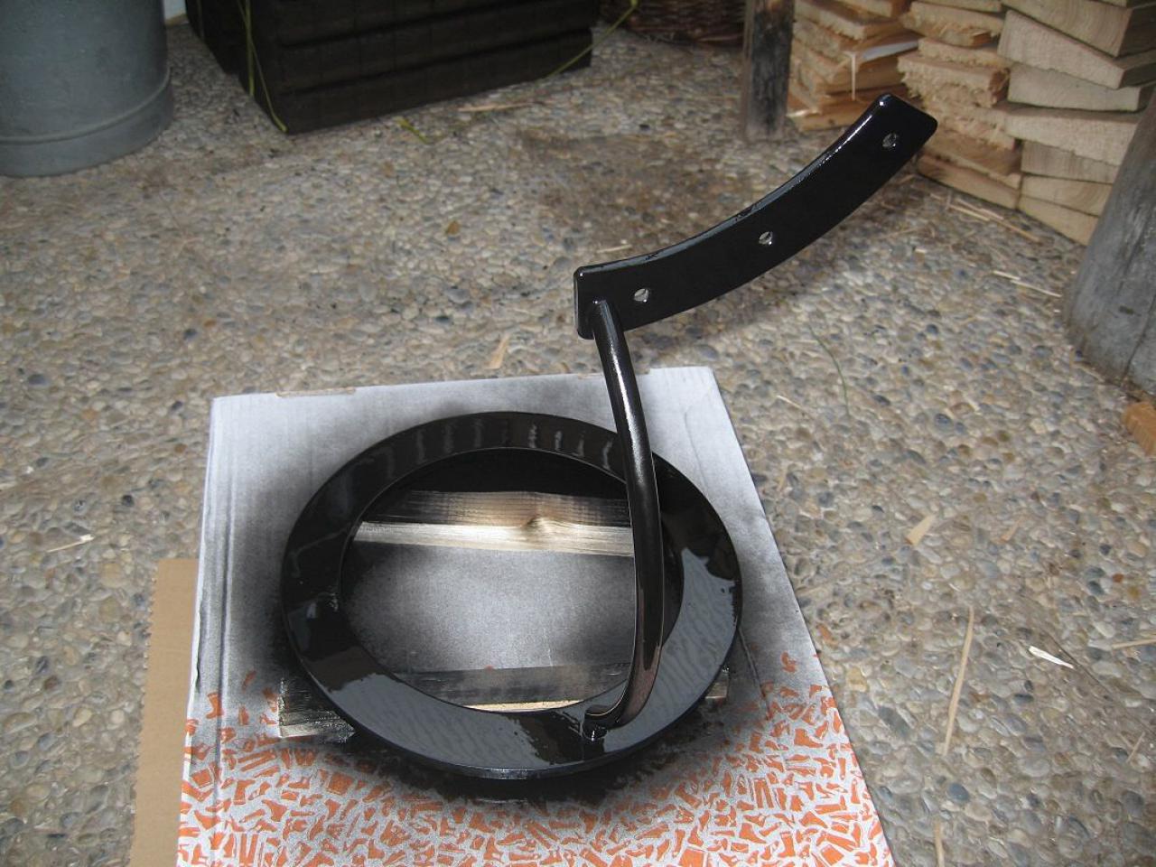 [23/12/2011] Externer runder Hingucker-Radiator: Holz trifft auf Lochblech (53)
