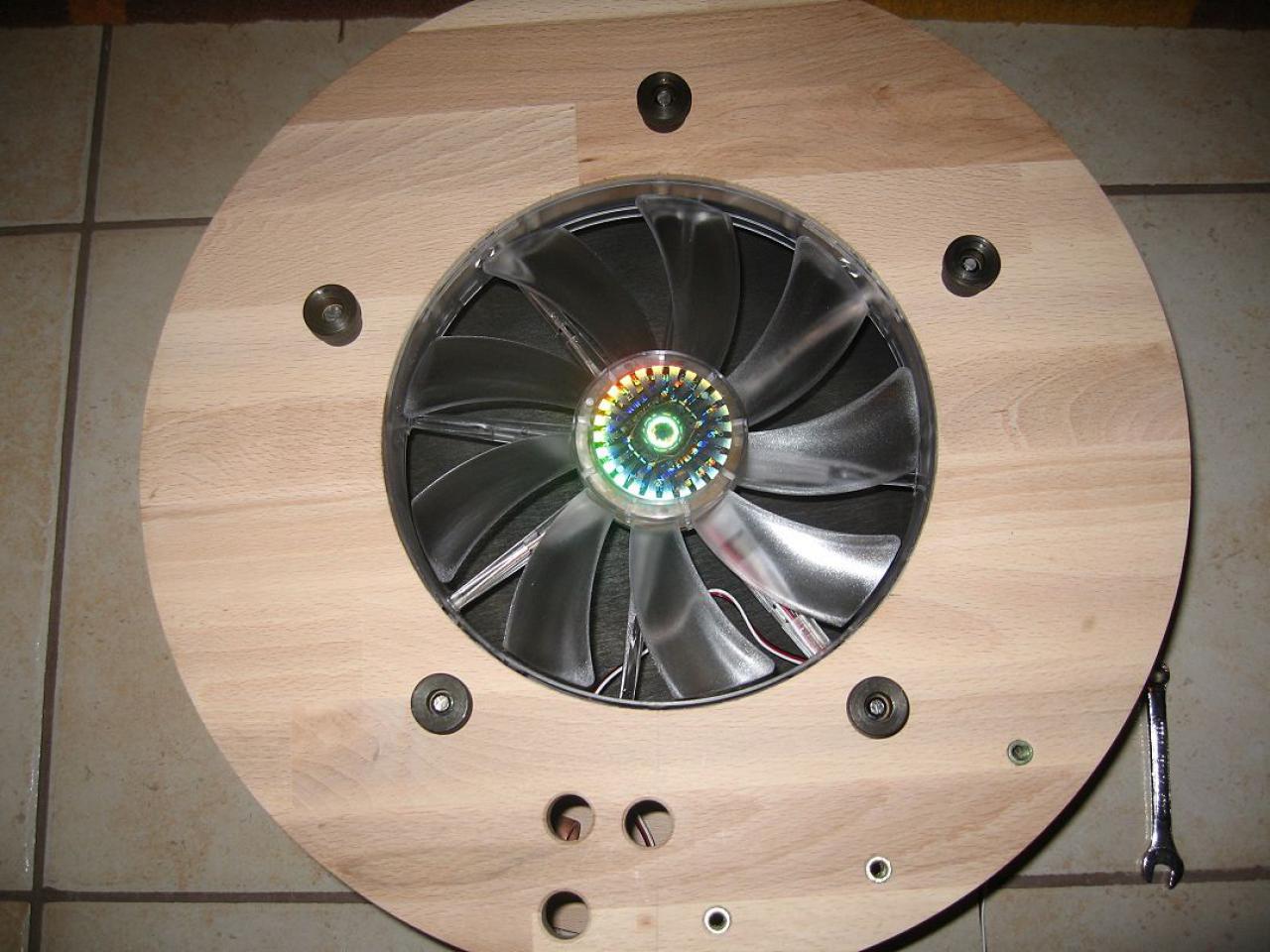 [23/12/2011] Externer runder Hingucker-Radiator: Holz trifft auf Lochblech (56)