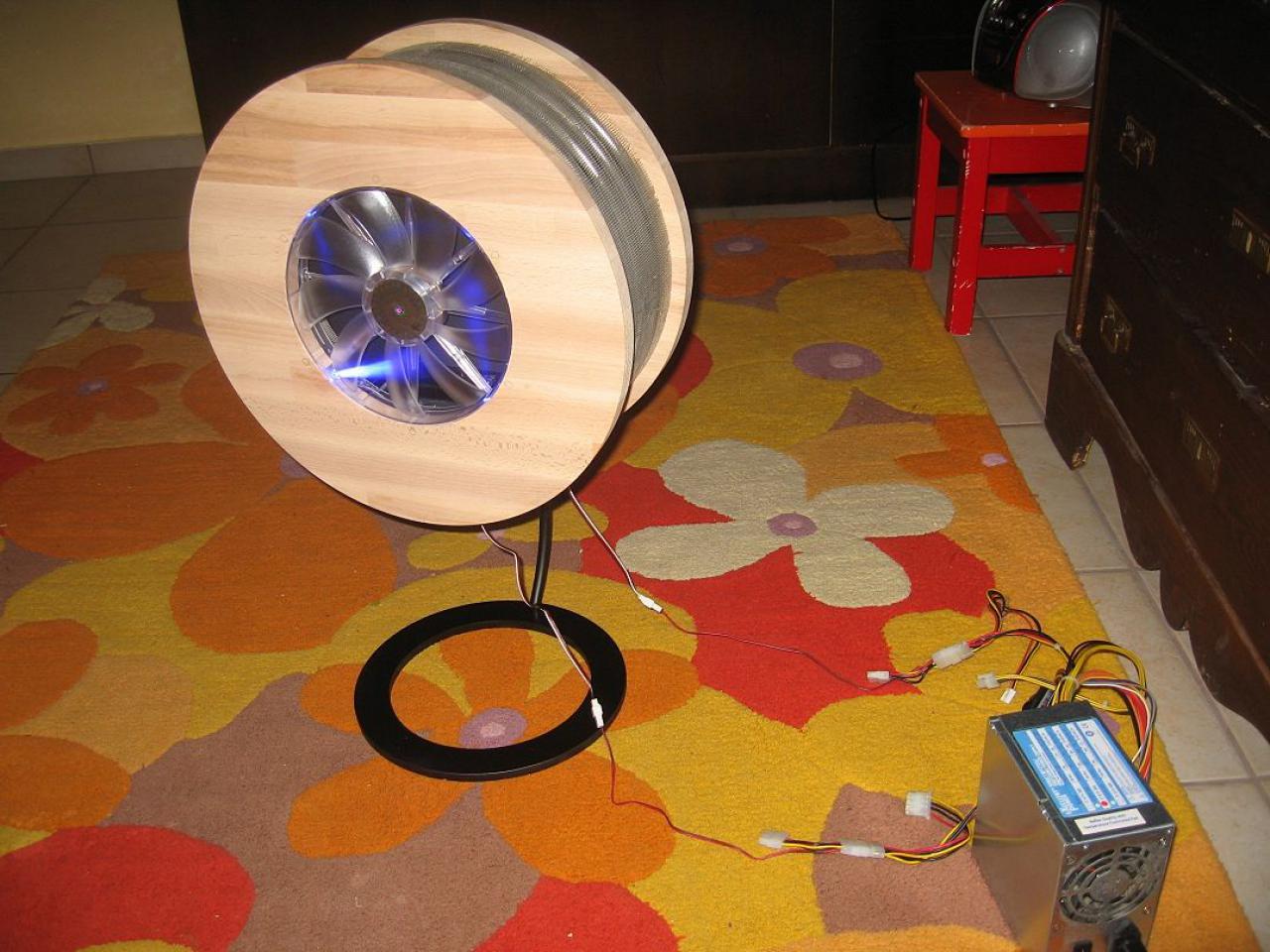 [23/12/2011] Externer runder Hingucker-Radiator: Holz trifft auf Lochblech (59)