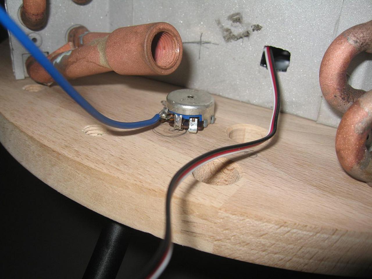 [23/12/2011] Externer runder Hingucker-Radiator: Holz trifft auf Lochblech (62)