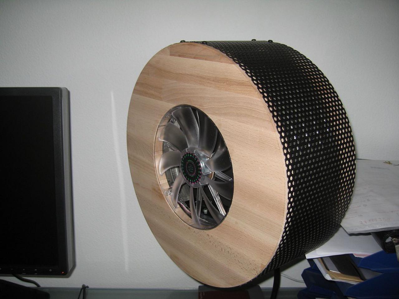 [23/12/2011] Externer runder Hingucker-Radiator: Holz trifft auf Lochblech (67)