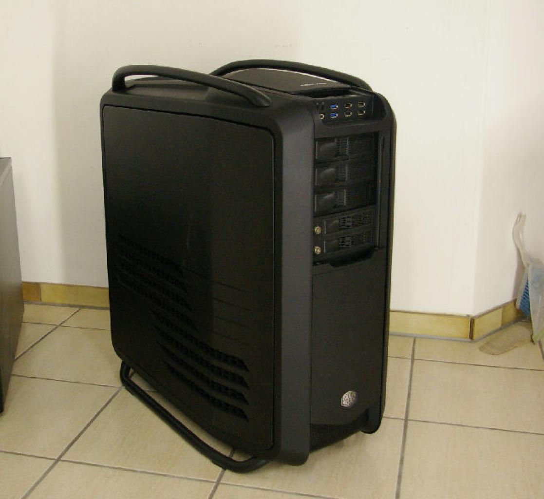 [13/01/2012] Mutiges Casemod-Projekt mit Prototyp-Gehäuse: Zwei PCs in einem Tower (1)