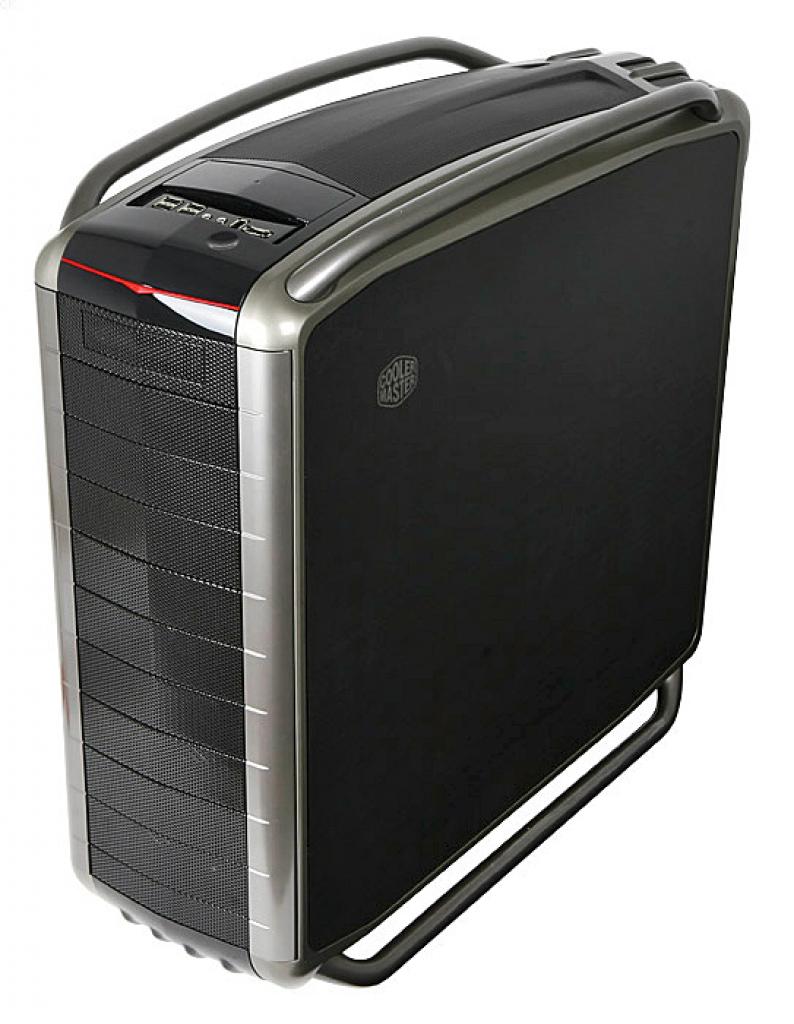 [25/01/2012] 2007 Cooler Master Cosmos S RC-1100: Der großzügig dimensionierte Innenraum mit durchgehendem 5,25-Zoll-Schacht ließ viel Spielraum für den Einbau der Komponenten. Ein Triple-Radiator passte problemlos ohne Modifikationen am Gehäuse unter den Deckel.