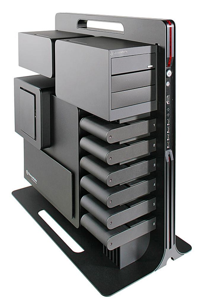 [25/01/2012] 2010 Thermaltrake Level 10: In Zusammenarbeit mit BMW Design entwarf Thermaltake das Level 10, das durchaus als Kunstobjekt bezeichnet werden kann. Die ungewöhnliche Konstruktion und Aufteilung der Komponenten hat allerdings auch ihren Preis (630 Euro zum Start).