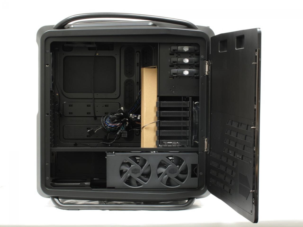 [25/01/2012] 2011 Cooler Master Cosmos II: Der neue Riesentower von Cooler Master kostet 350 Euro und nimmt problemlos vier Grafikkarten, zehn Lüfter und elf HDDs/SSDs auf.
