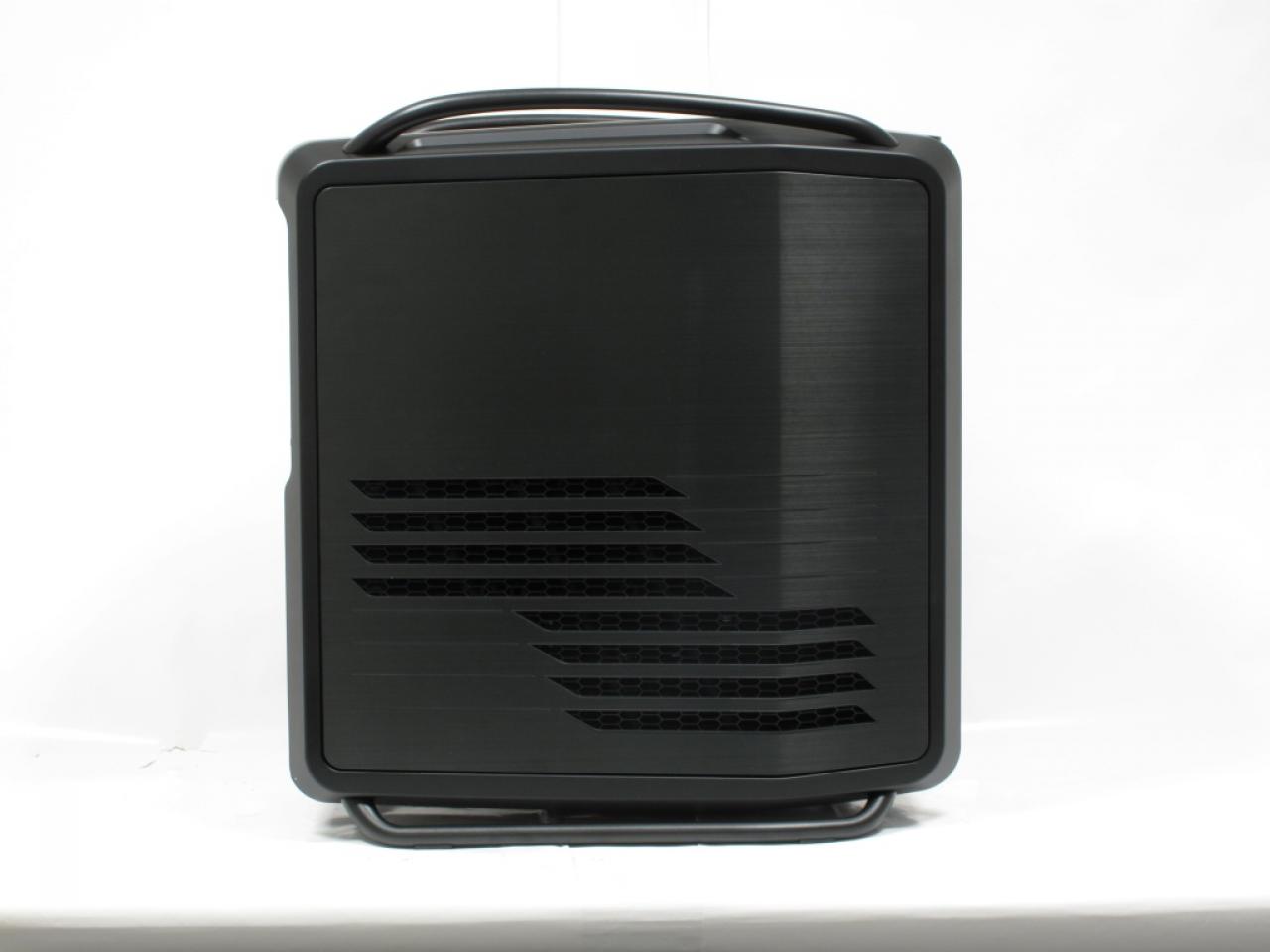 [25/01/2012] 2011 Cooler Master Cosmos II: Der neue Riesentower von Cooler Master kostet 350 Euro und nimmt problemlos vier Grafikkarten, zehn Lüfter und elf HDDs/SSDs auf.
