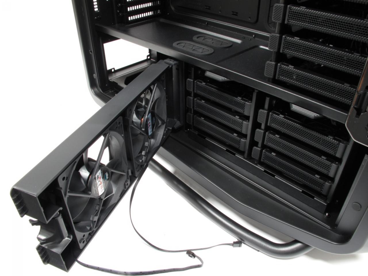 [25/01/2012] 2011 Cooler Master Cosmos II: Der neue Riesentower von Cooler Master kostet 350 Euro und nimmt problemlos vier Grafikkarten, zehn Lüfter und elf HDDs/SSDs auf.