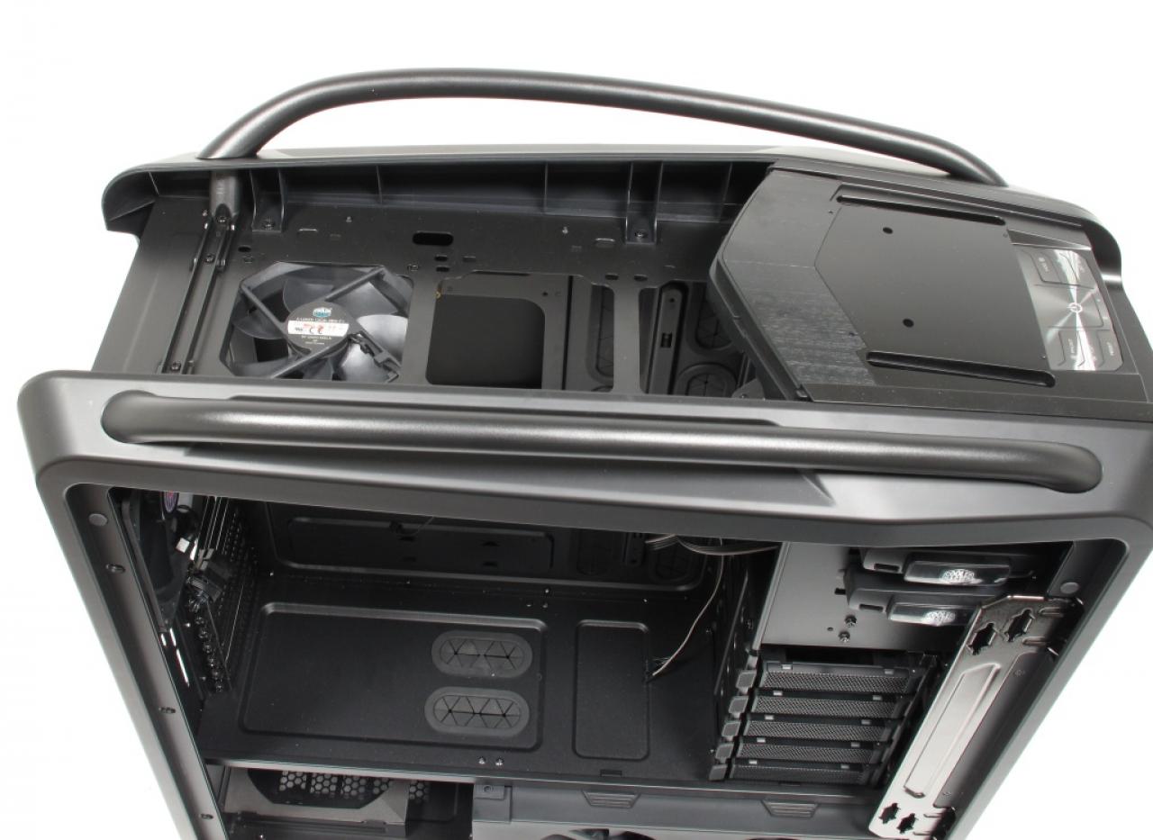 [25/01/2012] 2011 Cooler Master Cosmos II: Der neue Riesentower von Cooler Master kostet 350 Euro und nimmt problemlos vier Grafikkarten, zehn Lüfter und elf HDDs/SSDs auf.
