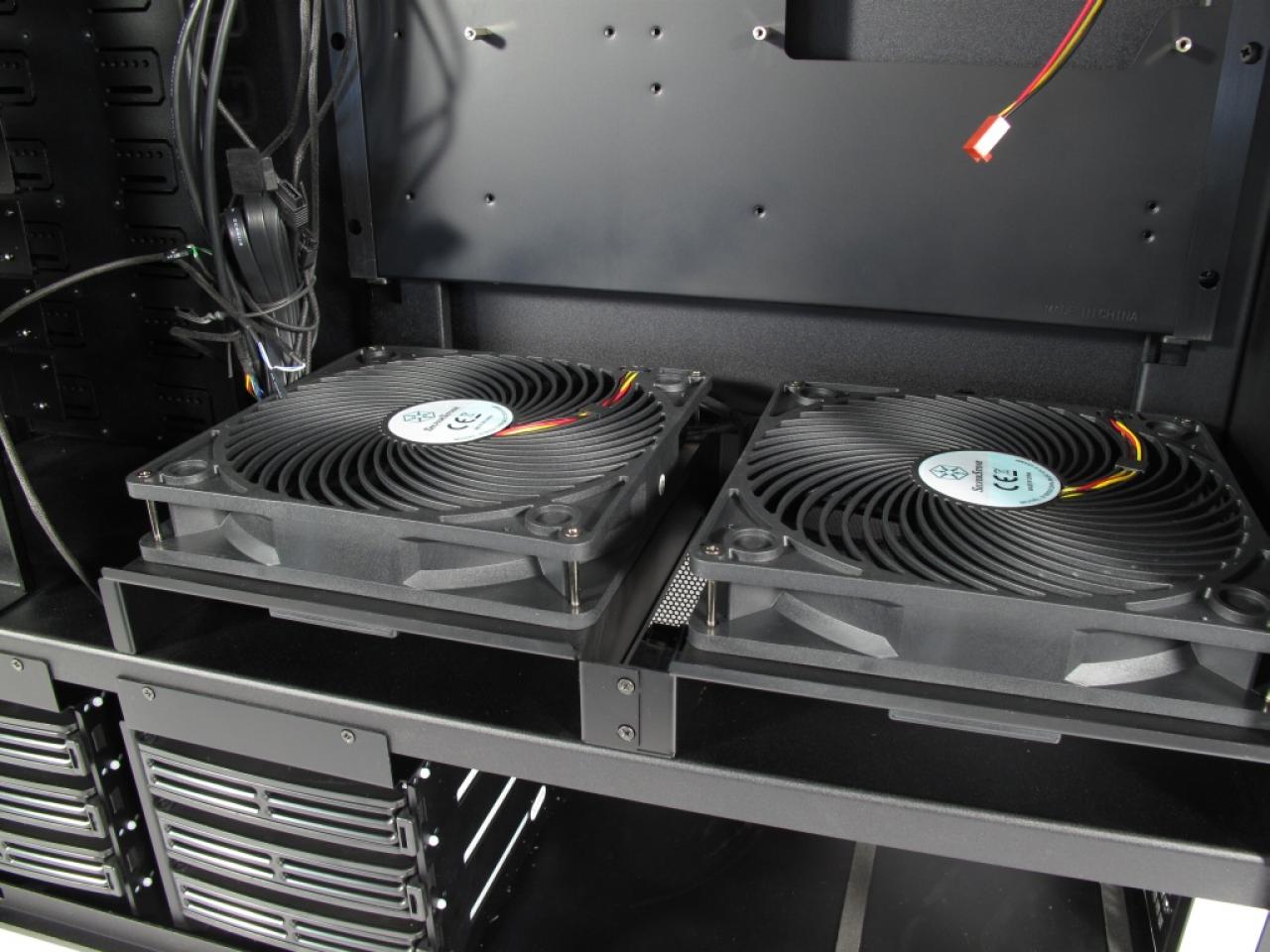 [25/01/2012] 2011 Silverstone Temjin TJ11B-W: High-End-Gehäuse mit gedrehtem Aufbau für 530 Euro 01
