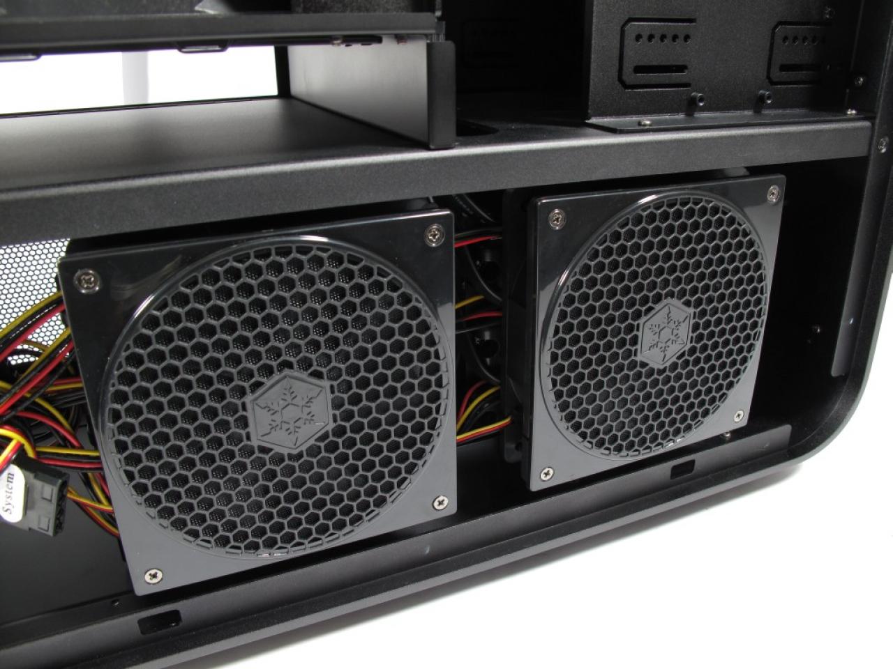 [25/01/2012] 2011 Silverstone Temjin TJ11B-W: High-End-Gehäuse mit gedrehtem Aufbau für 530 Euro 01