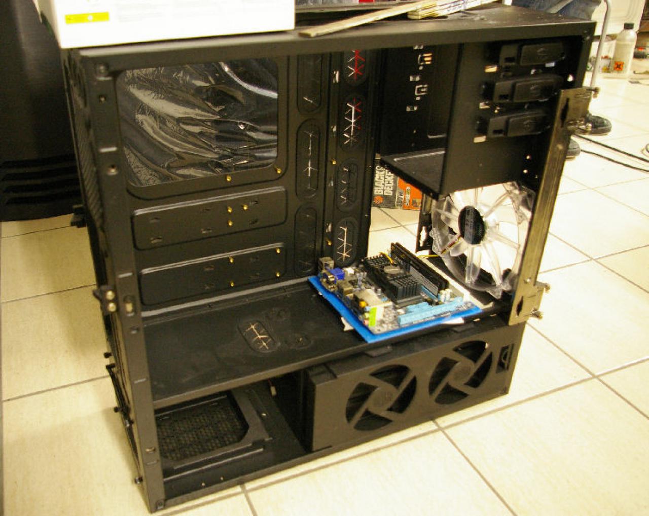 [13/01/2012] Mutiges Casemod-Projekt mit Prototyp-Gehäuse: Zwei PCs in einem Tower (25)