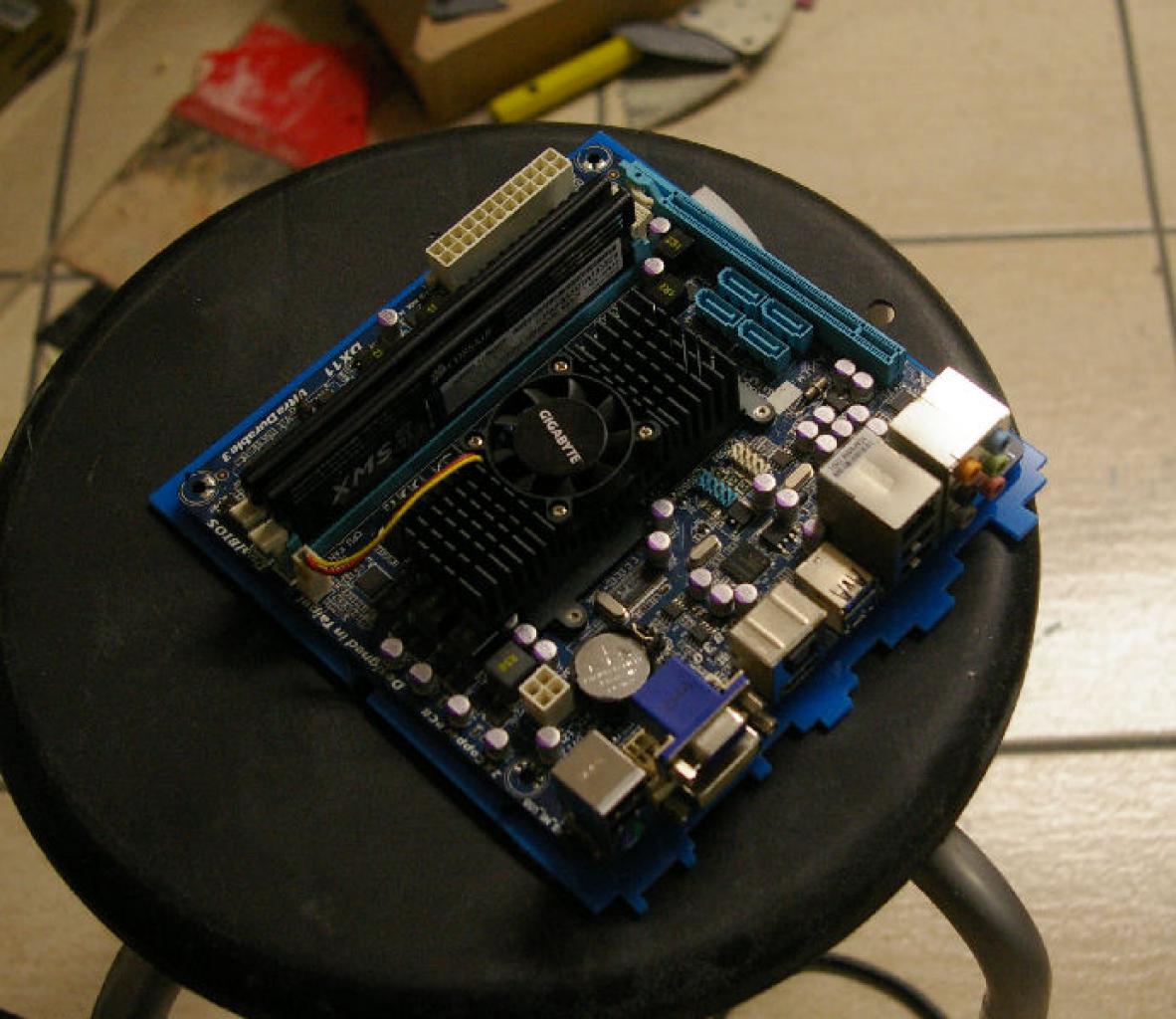[13/01/2012] Mutiges Casemod-Projekt mit Prototyp-Gehäuse: Zwei PCs in einem Tower (26)
