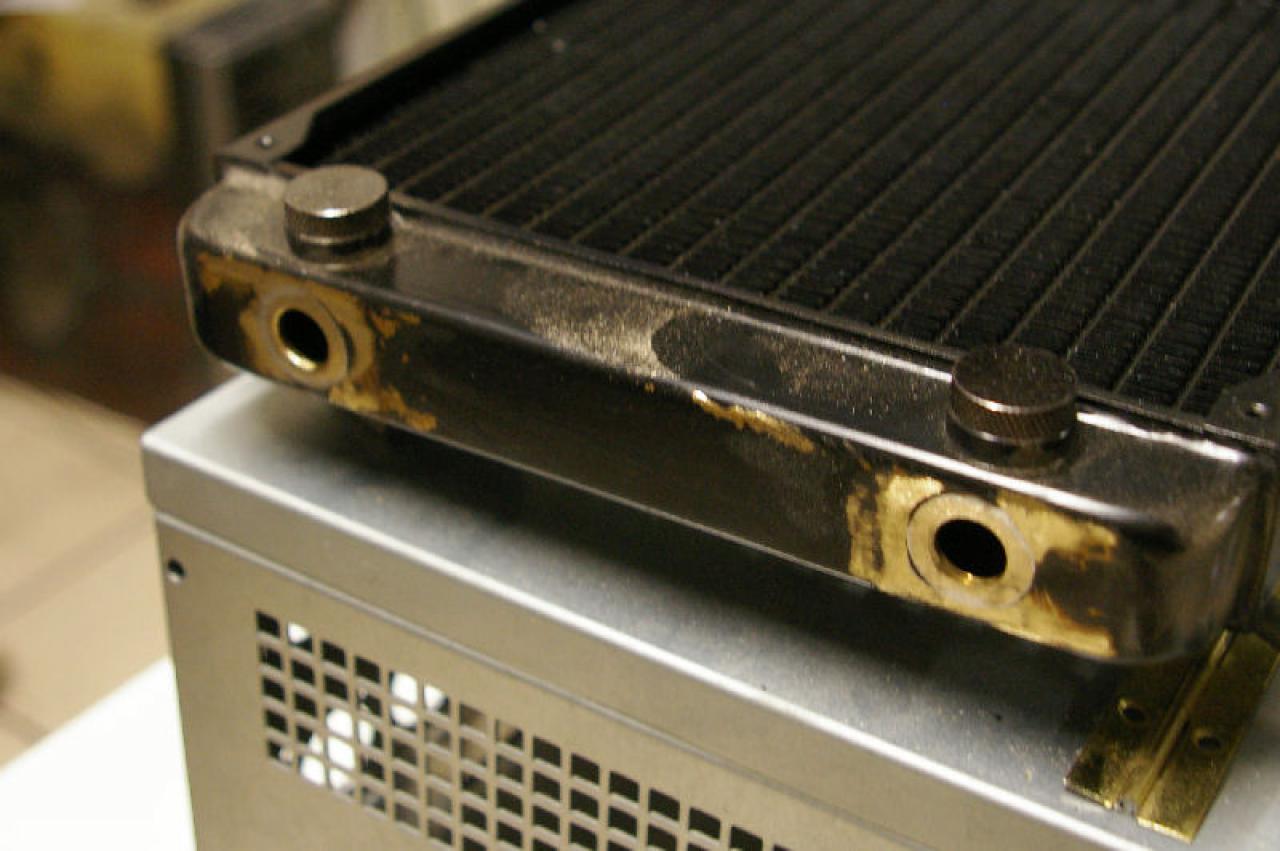 [13/01/2012] Mutiges Casemod-Projekt mit Prototyp-Gehäuse: Zwei PCs in einem Tower (29)