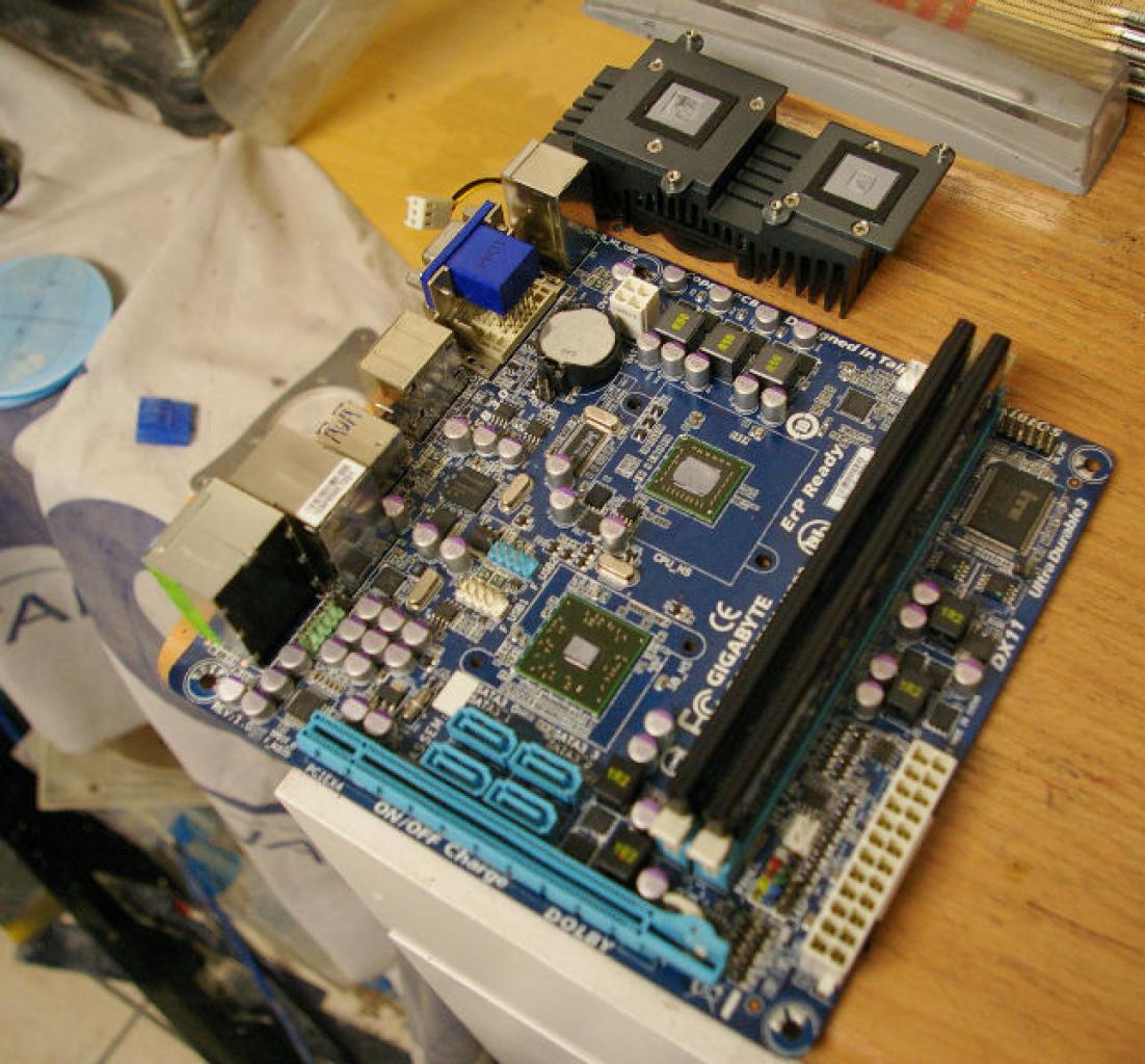 [13/01/2012] Mutiges Casemod-Projekt mit Prototyp-Gehäuse: Zwei PCs in einem Tower (30)